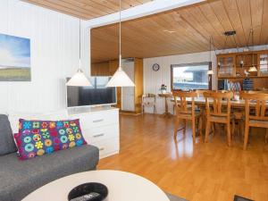 sala de estar con sofá y comedor en Holiday home Aabenraa LXXVI en Åbenrå