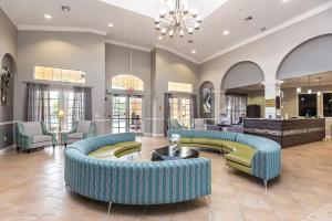 Vista Cay Jewel Luxury Condo by Universal Orlando Rental في أورلاندو: لوبي فيه كنبتين وطاولة وكراسي