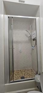 eine Dusche mit Glastür im Badezimmer in der Unterkunft Lawnswood Apartments in Blackpool + 154 Fotos