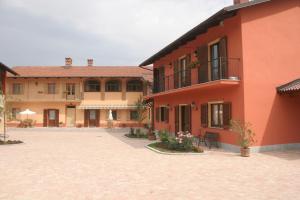 einen Innenhof eines Gebäudes mit einer steinernen Einfahrt in der Unterkunft Agriturismo Isorella in Cherasco