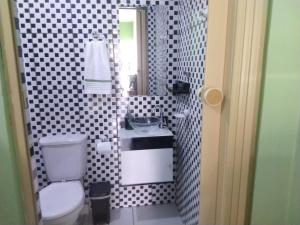 穆庫熱的住宿－Aluga-se uma casa em Mucugê Bahia，浴室配有白色卫生间和盥洗盆。