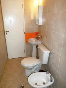 a small bathroom with a toilet and a sink at Departamento confortable en Guaymallén in Guaymallen