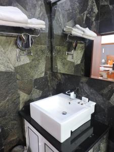 Bathroom sa Hotel Travellers Nest Kandy