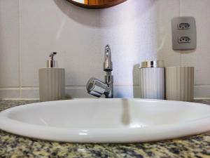un lavandino con rubinetto sopra un bancone di Bella Casa - casa completa APA Barra de Mamanguape a Rio Tinto