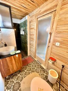 y baño con lavabo, aseo y espejo. en Kalamanthana Bali - Nature with Modern Comfort en Selat