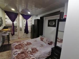 Un dormitorio con una cama con rosas. en Apartamento amoblado a excelente precio, en Bogotá