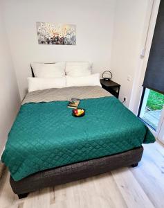 Un dormitorio con una manta verde en una cama en Apartment Küche Arbeitsplatz Netflix WLan Barrierefrei en Augsburg