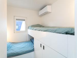 a room with two bunk beds and a window at La Serafat in Maasbommel