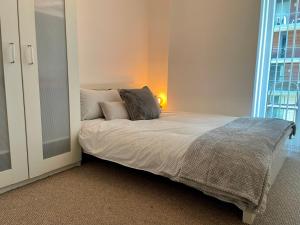マンチェスターにあるStylish Manchester Central Baseの窓のある部屋にベッドがある寝室 +2枚の写真