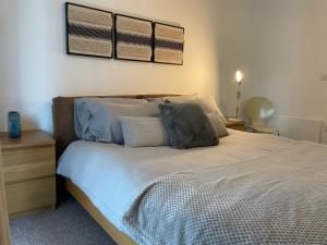 マンチェスターにあるStylish Manchester Central Baseの枕が置かれたベッドのある寝室