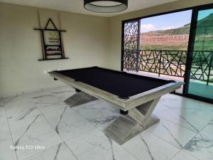 una mesa de ping pong en el suelo de una habitación en Casa Beily con alberca climatizada en Atlixco