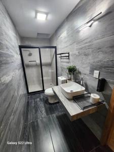 Ένα μπάνιο στο Casa Beily con alberca climatizada