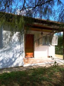 uma pequena casa branca com uma porta e uma janela em La casita de Isabella em Córdoba