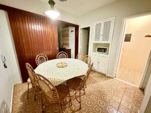 comedor con mesa y sillas en Apartamento Américo Vespúcio, en Cabo Frío