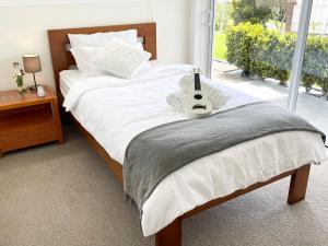 Katil atau katil-katil dalam bilik di Your home at Cockle Bay