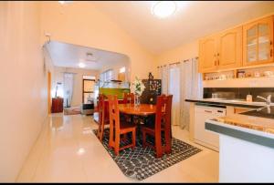 cocina con mesa y sillas en una habitación en Malibu Homes, en Casisang