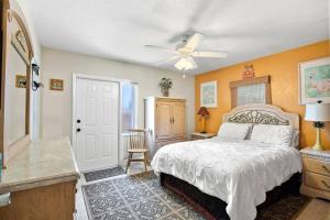 um quarto com uma cama e uma ventoinha de tecto em Parrot Bay Retreat em Sarasota