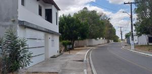 una calle vacía con una puerta blanca de garaje en una casa en Pousada Valley House, en Piranhas