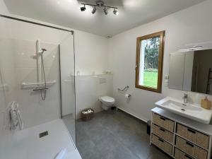 Fotografia z galérie ubytovania Luxe et sérénité : jacuzzi, sauna, piscine chauffée, home-cinéma et plus près du Mans - FR-1-410-396 v destinácii Yvré-lʼÉvêque