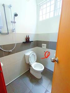 ein Badezimmer mit einem weißen WC und einer Dusche in der Unterkunft D'luna homestay Terengganu No.3 Pusat Bandar / Seaview / City View/ Drawbrige View in Kuala Terengganu