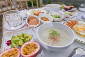 una mesa cubierta con tazones de sopa y verduras en WeddingCamp Doichang บ้านพบรัก, en Ban Sam Laem 21 fotos más