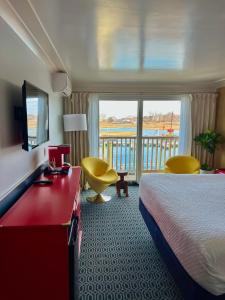 Ένα ή περισσότερα κρεβάτια σε δωμάτιο στο The Hotel at Cape Ann Marina +72 φωτογραφίες