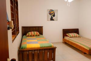 two beds sitting next to each other in a room at Casa Acogedora en Rodadero Sur in Gaira