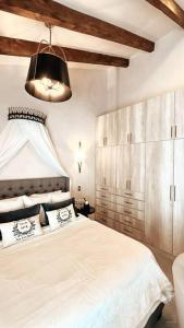 1 dormitorio con cama y lámpara de araña en San Gimignano, en Tlaxcala de Xicohténcatl
