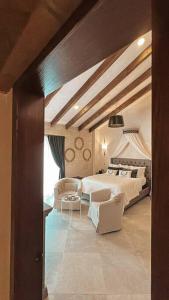 1 dormitorio grande con 1 cama y 1 mesa en San Gimignano, en Tlaxcala de Xicohténcatl