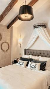 1 dormitorio con 1 cama blanca grande con almohadas en San Gimignano, en Tlaxcala de Xicohténcatl