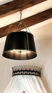 una lámpara negra colgada del techo de una habitación en San Gimignano, en Tlaxcala de Xicohténcatl