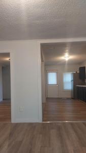 ein leeres Wohnzimmer mit Holzböden und einer Decke in der Unterkunft Memphis Comfy rooms to relax! in Memphis
