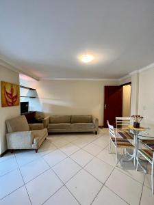 un soggiorno con divano e tavolo di Residencial Ribeiro a Salvador