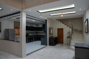 sala de estar con cocina y escalera en VILLA MYAD en Marrakech