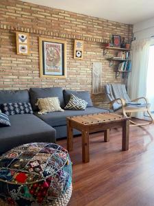 ein Wohnzimmer mit einem Sofa und einem Couchtisch in der Unterkunft Bonito apartamento con vistas al mar in Las Negras