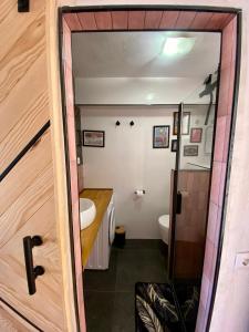 a small bathroom with a sink and a toilet at Bonito apartamento con vistas al mar in Las Negras
