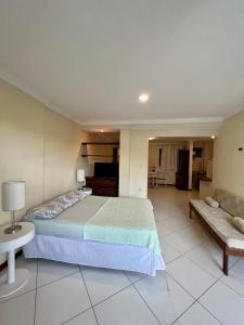una grande camera da letto con un grande letto e un divano di Residencial Ribeiro a Salvador