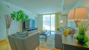 sala de estar con sofá y TV en Beautiful Brickell Miami apt 2BR/2BA + Parking, en Miami