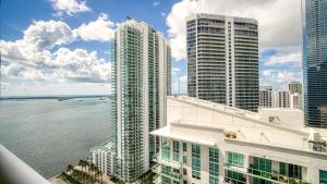 - une vue sur certains grands bâtiments et l'eau dans l'établissement Beautiful Brickell Miami apt 2BR/2BA + Parking, à Miami