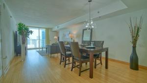 comedor y sala de estar con mesa y sillas en Beautiful Brickell Miami apt 2BR/2BA + Parking, en Miami