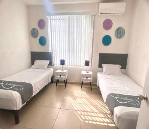 Zimmer mit 2 Betten und einem Fenster mit 2 Tischen in der Unterkunft "Casa Bonita" fte alberca, AirAc in Alpuyeca