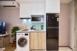 パタヤ・セントラルにあるOnce condo - Pattaya central location - Brand new apartmentsのキッチン(洗濯機、冷蔵庫、食器洗い機付)