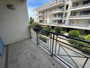 Un balcón de un edificio de apartamentos con barandilla en Appartement Les Sables-d'Olonne, 2 pièces, 2 personnes - FR-1-197-583, en Les Sables-dʼOlonne