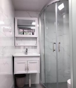 Shanghai Garden Historical loft Apartment with courtyard and citywalk- Near Downtown Wukang Road衛浴