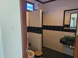 La salle de bains est pourvue de toilettes et d'un lavabo. dans l'établissement Cha-Cha Hotel, à Ko Lanta