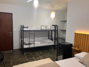 een kamer met 2 stapelbedden in een kamer bij Casa da Lola in Angra dos Reis