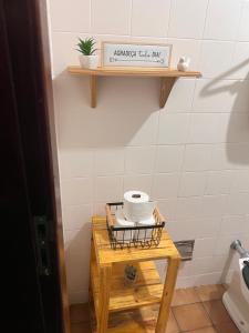a table in a bathroom with a sign on a wall at Casa da Lola in Angra dos Reis