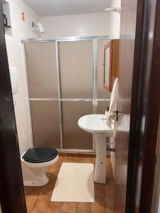 a small bathroom with a toilet and a sink at Casa da Lola in Angra dos Reis