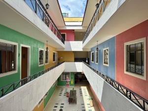 un couloir vide d'un bâtiment aux murs colorés dans l'établissement Hostal Andaina, à Oaxaca