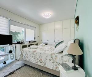 una camera da letto con un letto con una lampada e una finestra di Wisteria a Nafpaktos
